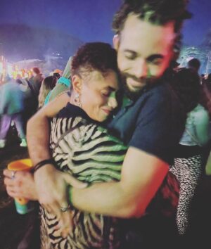 Ana Flavia Cavalcanti Instagram - @vitorralbuquerquee é um grande amor na minha vida, uma amigo amado, um irmão Ribeiro, um pai dos sonhos, um ator muito dedicado e o melhor: rolezero igual a mim. 

Amigo, feliz aniversário são muitos anos desse encontro incrível que tivemos. Amei a seleção das fotos pra evitar constrangimento pelo meu “bom gosto”.

Eu te desejo brisa leve, muito amor e teatro pra sua vida todinha. 
Paz terrível! 

Amo você, amo!