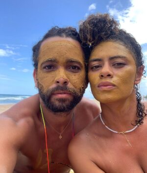 Ana Flavia Cavalcanti Instagram - @vitorralbuquerquee é um grande amor na minha vida, uma amigo amado, um irmão Ribeiro, um pai dos sonhos, um ator muito dedicado e o melhor: rolezero igual a mim. 

Amigo, feliz aniversário são muitos anos desse encontro incrível que tivemos. Amei a seleção das fotos pra evitar constrangimento pelo meu “bom gosto”.

Eu te desejo brisa leve, muito amor e teatro pra sua vida todinha. 
Paz terrível! 

Amo você, amo!