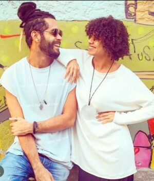 Ana Flavia Cavalcanti Instagram - @vitorralbuquerquee é um grande amor na minha vida, uma amigo amado, um irmão Ribeiro, um pai dos sonhos, um ator muito dedicado e o melhor: rolezero igual a mim. 

Amigo, feliz aniversário são muitos anos desse encontro incrível que tivemos. Amei a seleção das fotos pra evitar constrangimento pelo meu “bom gosto”.

Eu te desejo brisa leve, muito amor e teatro pra sua vida todinha. 
Paz terrível! 

Amo você, amo!