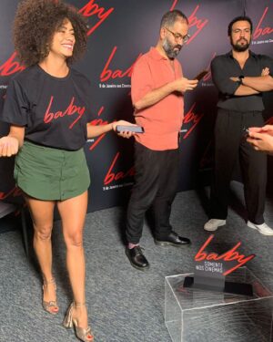 Ana Flavia Cavalcanti Instagram - Press Day de Baby de @marcelobcaetano hoje no icônico @cinesescsp a convite de @vitrine_filmes ♥️

Baby estreia dia 9 de Janeiro nos cinemas de todo Brasil com S.

Um filme muito lindo minha gente e eu tô uma gata de macacão jeans escolhido pela maioral figurinista premiada @casadecoisas 

Janeiro promete 🏖️