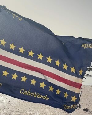 Ana Garcia Martins Instagram - Reza a lenda que não se pode ter stress em Cabo Verde, maneiras que temos feito por isso. Um ou outro grito ocasional de “já vos disse para pararem de implicar um com o outro” mas, fora isso, morabeza! 🇨🇻