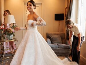 Ana Guerra Instagram - Rememorando un día mágico que no olvidaremos nunca 🥹 @anaguerramusic confió en nosotros para el día más importante de su vida y diseñó su vestido de novia en nuestro atelier de Barcelona junto con Rosa Clará 💍

📸 @click10fotografia 
-
Looking back to a unique and magic day that we will forever remember! 🥹 @anaguerramusic trusted us for the most important day of her life and designed her wedding dress in our Barcelona atelier together with Rosa Clará 💍

#AnaGuerra #RosaClara #RealBride
