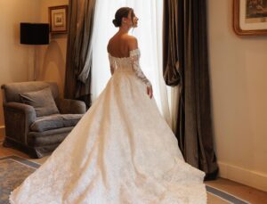 Ana Guerra Instagram - Rememorando un día mágico que no olvidaremos nunca 🥹 @anaguerramusic confió en nosotros para el día más importante de su vida y diseñó su vestido de novia en nuestro atelier de Barcelona junto con Rosa Clará 💍

📸 @click10fotografia 
-
Looking back to a unique and magic day that we will forever remember! 🥹 @anaguerramusic trusted us for the most important day of her life and designed her wedding dress in our Barcelona atelier together with Rosa Clará 💍

#AnaGuerra #RosaClara #RealBride