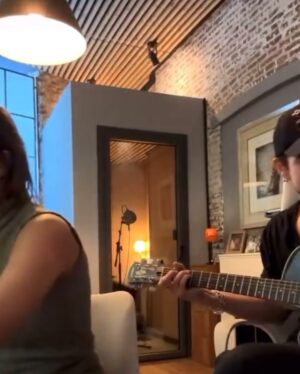 Ana Guerra Instagram - Sigamos haciendo música.