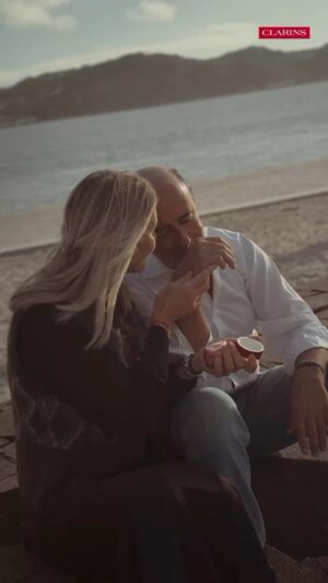 Ana Rita Clara Instagram - ✨ Beauty Diaries by Clarins | Episódio 2 ✨

O amor é feito de pormenores – os pequenos gestos, os momentos partilhados e o cuidado que oferecemos a nós mesmos e a quem amamos.

Neste segundo episódio, celebramos o amor em todas as suas formas: o amor pelo outro, pela vida e pelo ritual diário de sermos a melhor versão de nós mesmos. Porque cuidar é também uma forma de amar, e é nos detalhes que reside a verdadeira conexão.

Clarins. Há 70 anos a celebrar o amor e o cuidado.

#BeautyDiariesByClarins #ClarinsPortugal