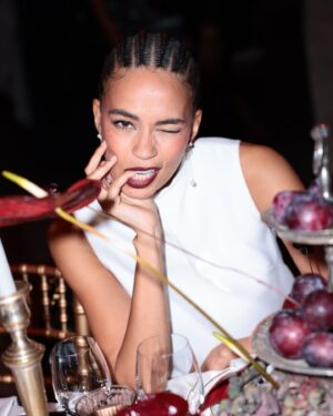Ana Sofia Martins Instagram - Yesterday at the amazing @hm Xmas dinner ✨️🍽👗

Love the new Studio Holiday Capsule Collection 🕴🏽

📸 @joaopaulo____________
@if_comunicacao