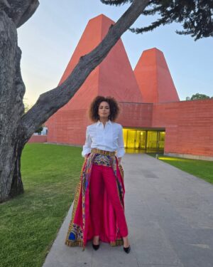 Ana Sofia Martins Instagram - Hoje apresentei o evento de inauguração da X Bienal de Jovens Criadores da CPLP,
na Casa das Histórias Paula Rego em Cascais.
Desejo a maior sorte do universo a todos os jovens criadores presentes e aos que têm a coragem de sonhar com um mundo melhor. ❤️🌏🇨🇻🇦🇴🇸🇹🇹🇱🇧🇷🇬🇶🇬🇼🇲🇿🇵🇹

Outfit: @roselyn_silva
Glam: @elodiefiuza & @brunovincente
Jewelry: @mateonewyork @matthewharrispersonal

📸 @isabcvpereira @lagence_lisboa