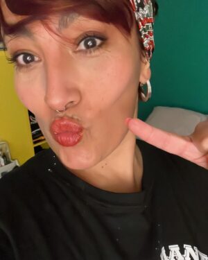 Ana Tijoux Instagram - Me despido de este 2024 lleno de besos 💋💋💋💋💋💋💋💋💋
Con todo tipo de corte de pelo loco y por 
mil y mil millones de besos mas y mas amor !!!!! 

Gracias por los besos ricos de mis hijos y mis papás miau!!!!

Besos al Cielo abuelito Fernando Tijoux 💋❤️ el mas GUAPO!!!!!

Y gracias amor por hacerme sentir tanto 🔥

Vamos humanidad !!!!!!!

Amar es el motor de TODO!🍉🇵🇸🤲🏽🙌🏾❤️

Y viva PRINCE GÉMINIS GANG!!!