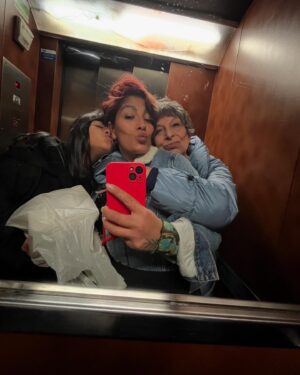 Ana Tijoux Instagram - Me despido de este 2024 lleno de besos 💋💋💋💋💋💋💋💋💋
Con todo tipo de corte de pelo loco y por 
mil y mil millones de besos mas y mas amor !!!!! 

Gracias por los besos ricos de mis hijos y mis papás miau!!!!

Besos al Cielo abuelito Fernando Tijoux 💋❤️ el mas GUAPO!!!!!

Y gracias amor por hacerme sentir tanto 🔥

Vamos humanidad !!!!!!!

Amar es el motor de TODO!🍉🇵🇸🤲🏽🙌🏾❤️

Y viva PRINCE GÉMINIS GANG!!!