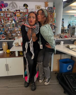 Ana Tijoux Instagram - Me despido de este 2024 lleno de besos 💋💋💋💋💋💋💋💋💋
Con todo tipo de corte de pelo loco y por 
mil y mil millones de besos mas y mas amor !!!!! 

Gracias por los besos ricos de mis hijos y mis papás miau!!!!

Besos al Cielo abuelito Fernando Tijoux 💋❤️ el mas GUAPO!!!!!

Y gracias amor por hacerme sentir tanto 🔥

Vamos humanidad !!!!!!!

Amar es el motor de TODO!🍉🇵🇸🤲🏽🙌🏾❤️

Y viva PRINCE GÉMINIS GANG!!!