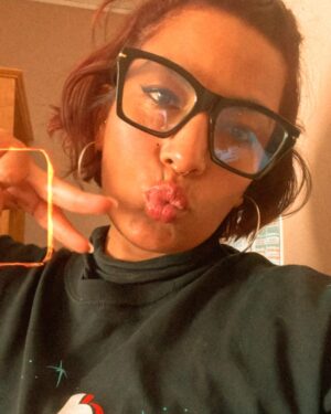 Ana Tijoux Instagram - Me despido de este 2024 lleno de besos 💋💋💋💋💋💋💋💋💋
Con todo tipo de corte de pelo loco y por 
mil y mil millones de besos mas y mas amor !!!!! 

Gracias por los besos ricos de mis hijos y mis papás miau!!!!

Besos al Cielo abuelito Fernando Tijoux 💋❤️ el mas GUAPO!!!!!

Y gracias amor por hacerme sentir tanto 🔥

Vamos humanidad !!!!!!!

Amar es el motor de TODO!🍉🇵🇸🤲🏽🙌🏾❤️

Y viva PRINCE GÉMINIS GANG!!!