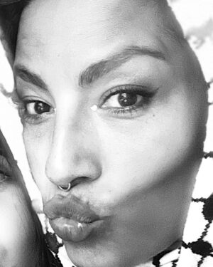 Ana Tijoux Instagram - Me despido de este 2024 lleno de besos 💋💋💋💋💋💋💋💋💋
Con todo tipo de corte de pelo loco y por 
mil y mil millones de besos mas y mas amor !!!!! 

Gracias por los besos ricos de mis hijos y mis papás miau!!!!

Besos al Cielo abuelito Fernando Tijoux 💋❤️ el mas GUAPO!!!!!

Y gracias amor por hacerme sentir tanto 🔥

Vamos humanidad !!!!!!!

Amar es el motor de TODO!🍉🇵🇸🤲🏽🙌🏾❤️

Y viva PRINCE GÉMINIS GANG!!!