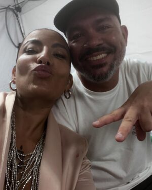 Ana Tijoux Instagram - Me despido de este 2024 lleno de besos 💋💋💋💋💋💋💋💋💋
Con todo tipo de corte de pelo loco y por 
mil y mil millones de besos mas y mas amor !!!!! 

Gracias por los besos ricos de mis hijos y mis papás miau!!!!

Besos al Cielo abuelito Fernando Tijoux 💋❤️ el mas GUAPO!!!!!

Y gracias amor por hacerme sentir tanto 🔥

Vamos humanidad !!!!!!!

Amar es el motor de TODO!🍉🇵🇸🤲🏽🙌🏾❤️

Y viva PRINCE GÉMINIS GANG!!!