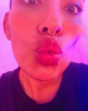 Ana Tijoux Instagram - Me despido de este 2024 lleno de besos 💋💋💋💋💋💋💋💋💋
Con todo tipo de corte de pelo loco y por 
mil y mil millones de besos mas y mas amor !!!!! 

Gracias por los besos ricos de mis hijos y mis papás miau!!!!

Besos al Cielo abuelito Fernando Tijoux 💋❤️ el mas GUAPO!!!!!

Y gracias amor por hacerme sentir tanto 🔥

Vamos humanidad !!!!!!!

Amar es el motor de TODO!🍉🇵🇸🤲🏽🙌🏾❤️

Y viva PRINCE GÉMINIS GANG!!!