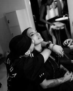Ana Tijoux Instagram - Me despido de este 2024 lleno de besos 💋💋💋💋💋💋💋💋💋
Con todo tipo de corte de pelo loco y por 
mil y mil millones de besos mas y mas amor !!!!! 

Gracias por los besos ricos de mis hijos y mis papás miau!!!!

Besos al Cielo abuelito Fernando Tijoux 💋❤️ el mas GUAPO!!!!!

Y gracias amor por hacerme sentir tanto 🔥

Vamos humanidad !!!!!!!

Amar es el motor de TODO!🍉🇵🇸🤲🏽🙌🏾❤️

Y viva PRINCE GÉMINIS GANG!!!