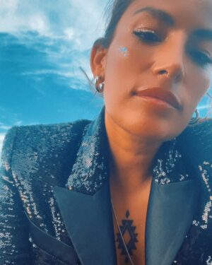 Ana Tijoux Instagram - 2024

Me diste VIDA❤️ para comprender la muerte y su ausencia. 
Me diste VIDA ❤️
Música y trabajo bello.

A pesar de la tristeza mundial y los lamentables silencios. 🍉

Te abrazo con todo.

En gratitud eterna y con todas las tristezas que portamos.

Por regalarme el milagro del Amar.

Mil millones de galaxias agradecida por darme la ofrenda de sentir en cada rincon.

Gracias a mi familia.
Los amo y no tengo forma de medir este sentir por ustedes. 
Es tan honesto como inmenso e interminable.

Por cada abrazo y por cada consejos en medio de las tormentas.

Con los brazos abiertos a este 2025 y lo que sea capaz de sorprenderme.

a de amar
Siempre impreso en cada mirar y acto. 

a de accionar 

Revuelta en este motor que nos mueve el alma 🧡🔥💥

Deseando que se apague tanta muerte y que la vida y la consciencia se impregne de nuevo en esta amada humanidad.

Palestina por siempre y para siempre impreso en el sentir. 🇵🇸🤲🏽