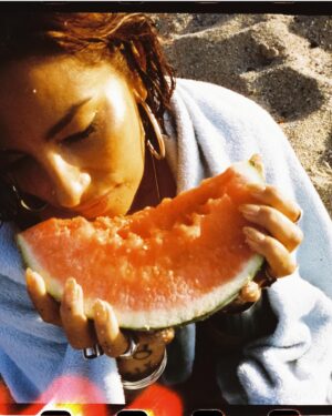 Ana Tijoux Instagram - 2024

Me diste VIDA❤️ para comprender la muerte y su ausencia. 
Me diste VIDA ❤️
Música y trabajo bello.

A pesar de la tristeza mundial y los lamentables silencios. 🍉

Te abrazo con todo.

En gratitud eterna y con todas las tristezas que portamos.

Por regalarme el milagro del Amar.

Mil millones de galaxias agradecida por darme la ofrenda de sentir en cada rincon.

Gracias a mi familia.
Los amo y no tengo forma de medir este sentir por ustedes. 
Es tan honesto como inmenso e interminable.

Por cada abrazo y por cada consejos en medio de las tormentas.

Con los brazos abiertos a este 2025 y lo que sea capaz de sorprenderme.

a de amar
Siempre impreso en cada mirar y acto. 

a de accionar 

Revuelta en este motor que nos mueve el alma 🧡🔥💥

Deseando que se apague tanta muerte y que la vida y la consciencia se impregne de nuevo en esta amada humanidad.

Palestina por siempre y para siempre impreso en el sentir. 🇵🇸🤲🏽