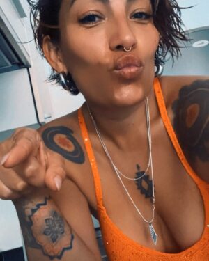Ana Tijoux Instagram - Me despido de este 2024 lleno de besos 💋💋💋💋💋💋💋💋💋
Con todo tipo de corte de pelo loco y por 
mil y mil millones de besos mas y mas amor !!!!! 

Gracias por los besos ricos de mis hijos y mis papás miau!!!!

Besos al Cielo abuelito Fernando Tijoux 💋❤️ el mas GUAPO!!!!!

Y gracias amor por hacerme sentir tanto 🔥

Vamos humanidad !!!!!!!

Amar es el motor de TODO!🍉🇵🇸🤲🏽🙌🏾❤️

Y viva PRINCE GÉMINIS GANG!!!
