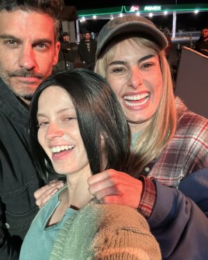 Ana Valeria Becerril Instagram - Las Hermanas Guerra ya está en @netflixlat 💥

Ya pueden disfrutar de todos los capítulos y maratonear esta historia llena de acción, pasión y draaaama 💥

Gracias a todo el equipo y al maravilloso elenco con el que me tocó compartir los rayos del inclemente sol de Durango.
@marabiertoproductions @elchascas @carlosvillegas___sevive @mrsadi @talentontheroad @rubelia 
💥
@la_serradilla @claudiaalvarezo @christiantappan @bernardofloresmx @erickelias @seara_sabrina @reginapavon @sebastian__dante @tatsdelreal @cinthyahere @christiangnecco_ @jorgearandamx
