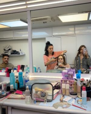 Ana Valeria Becerril Instagram - Las Hermanas Guerra ya está en @netflixlat 💥

Ya pueden disfrutar de todos los capítulos y maratonear esta historia llena de acción, pasión y draaaama 💥

Gracias a todo el equipo y al maravilloso elenco con el que me tocó compartir los rayos del inclemente sol de Durango.
@marabiertoproductions @elchascas @carlosvillegas___sevive @mrsadi @talentontheroad @rubelia 
💥
@la_serradilla @claudiaalvarezo @christiantappan @bernardofloresmx @erickelias @seara_sabrina @reginapavon @sebastian__dante @tatsdelreal @cinthyahere @christiangnecco_ @jorgearandamx