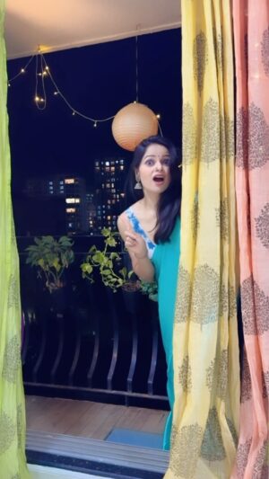 Anamica Kadamb Instagram - These lyrics are so confusing , pehle bolti hai na re na re and thn barso re Megha 😞
#barsoremegha #aishwaryarai #dancevideo #saree #trendingreels #viral #song #bollywood