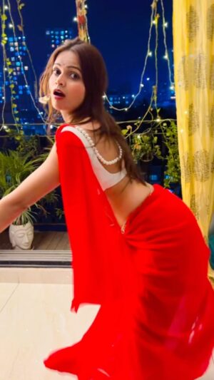 Anamica Kadamb Instagram - One take one shot 😜 my love for south india style ❤️
Never ever rehearsed for this one ☝️ 
#peelings #pushpaa #latepost #anamicakadamb #saree #itemsong #bollywood #dancereels #trending