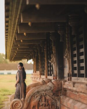 Ananthika Sanilkumar Instagram - soaking it all in ✨🤎
:
Saree : @thenmozhidesigns 
📸 : @athul_whiteramp
