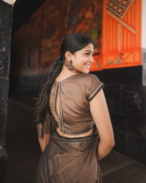 Ananthika Sanilkumar Instagram - soaking it all in ✨🤎
:
Saree : @thenmozhidesigns 
📸 : @athul_whiteramp