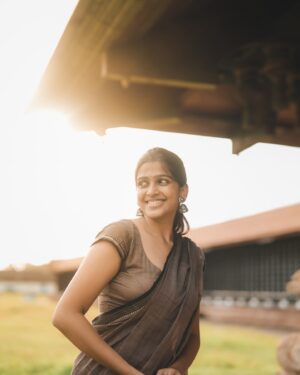 Ananthika Sanilkumar Instagram - soaking it all in ✨🤎
:
Saree : @thenmozhidesigns 
📸 : @athul_whiteramp