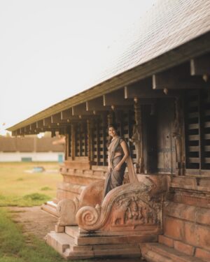 Ananthika Sanilkumar Instagram - soaking it all in ✨🤎
:
Saree : @thenmozhidesigns 
📸 : @athul_whiteramp