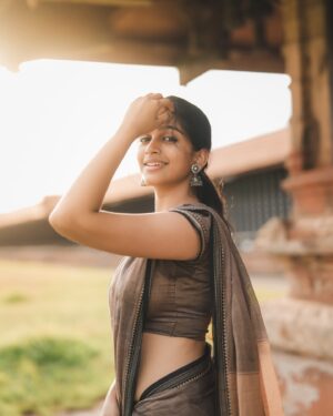 Ananthika Sanilkumar Instagram - soaking it all in ✨🤎
:
Saree : @thenmozhidesigns 
📸 : @athul_whiteramp