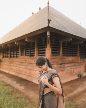 Ananthika Sanilkumar Instagram - soaking it all in ✨🤎
:
Saree : @thenmozhidesigns 
📸 : @athul_whiteramp