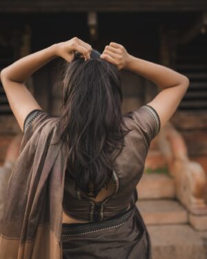 Ananthika Sanilkumar Instagram - soaking it all in ✨🤎
:
Saree : @thenmozhidesigns 
📸 : @athul_whiteramp