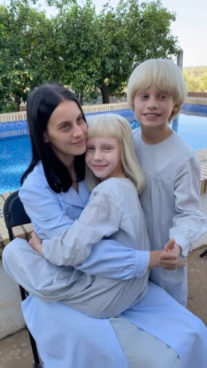 Anastasia Russo Instagram - Playing Tina has been a dream, and seeing how much you like the movie makes us all incredibly happy! Thank you for loving Tin & Tina so much 🥹👩🏻‍🦳🩸🧑🏼‍🦳 

STREAM IT ON @netflix 🙌🏼