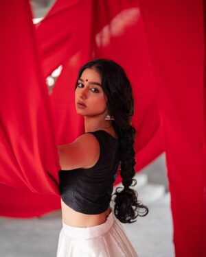 Anaswara Rajan Instagram - 𓍢ִ🪔🪕

Shoot for : @fwdlife_magazine 
Shot by : @_harikumar._ 
Styling : @amritha_lakshmi___  @ka_styling_house 
HMUA : @rizwan_themakeupboy 
Outfit : @ka_styling_house 
Jewellery : @goodwillcollectionskerala 
Bts : @__naim.___ 
Photography team : @gokul_pratheep_ @triplepiston @ameen.sheeja.shajahan @glennnjacob @__rothschild___