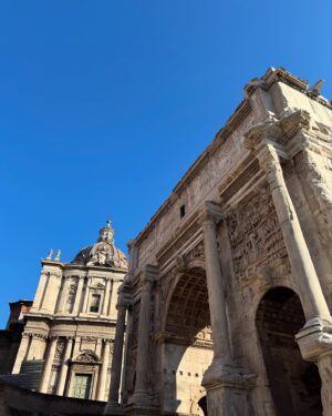 Andrea Duro Instagram - Tuve un fin de año romano fantástico ✨

Tengo tantas fotos del año anterior, que no podría elegir ningún momento favorito porque tengo millones. 

El 2024 empezó siendo un año de despedidas, no era consciente de lo necesarias que eran, hasta que lo fui… obvio🤣

2024 ha sido el año de reencontrarme a mí misma. 
De terapia, terapia y terapia. 
De encontrar amigas nuevas y mantener a los de siempre.
De encontrar un hogar o dos… incluso tres y cuatro❤️🏡 y estar eternamente agradecida. 
Rodar, rodar y más rodar. 
Trabajar con marcas increíbles. 
Comprar mi casa nueva. 
Meterme en una reforma. 
Leer, leer y más leer. 
Viajar. 
Comer y beber. 
Disfrutar. 
Enamorarme. 

Not bad… 😂❤️ vivido queda. 

Espero que el 2025 sea muy feliz para todos 🙏🏻🥰