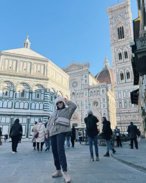 Andrea Duro Instagram - Me senté enfrente de una iglesia del 1032 a tomarme un prosecco❤️todo es así en Florencia.