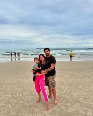Andrea Quattrocchi Instagram - De cuando Bruni conoció la playa😍 Este año nos toca llevarle por primera vez a Mauro♥️ y hacer el viaje entre todos en auto, recomendaciones serán bien recibidas😅

El detalle divertido es que realmente Mauro ya conoce el mar por que en estas fotos ya estaba en la panza aunque nadie sabia🤣

#Tbt enero 2023
@huggiespy