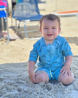 Andrea Quattrocchi Instagram - De cuando Bruni conoció la playa😍 Este año nos toca llevarle por primera vez a Mauro♥️ y hacer el viaje entre todos en auto, recomendaciones serán bien recibidas😅

El detalle divertido es que realmente Mauro ya conoce el mar por que en estas fotos ya estaba en la panza aunque nadie sabia🤣

#Tbt enero 2023
@huggiespy