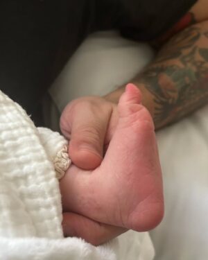 Andrea Quattrocchi Instagram - Buscamos al primer bebé del 2025💫

♥️

Si estas por recibir al nuevo integrante de tu familia y empezar, literal, una nueva vida este 2025, @huggiespy te regala un año entero de pañales🥹

Para participar deben enviar al DM de @huggiespy entre el 1 y 2 de enero el certificado de nacimiento del hospital y para más info, bases y condiciones estan en la bio del perfil de huggies 🙌🏻
