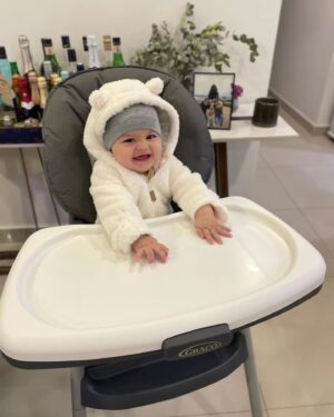 Andrea Quattrocchi Instagram - Buscamos al primer bebé del 2025💫

♥️

Si estas por recibir al nuevo integrante de tu familia y empezar, literal, una nueva vida este 2025, @huggiespy te regala un año entero de pañales🥹

Para participar deben enviar al DM de @huggiespy entre el 1 y 2 de enero el certificado de nacimiento del hospital y para más info, bases y condiciones estan en la bio del perfil de huggies 🙌🏻