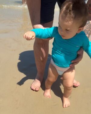 Andrea Quattrocchi Instagram - De cuando Bruni conoció la playa😍 Este año nos toca llevarle por primera vez a Mauro♥️ y hacer el viaje entre todos en auto, recomendaciones serán bien recibidas😅

El detalle divertido es que realmente Mauro ya conoce el mar por que en estas fotos ya estaba en la panza aunque nadie sabia🤣

#Tbt enero 2023
@huggiespy