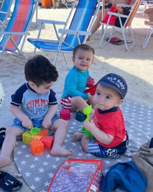 Andrea Quattrocchi Instagram - De cuando Bruni conoció la playa😍 Este año nos toca llevarle por primera vez a Mauro♥️ y hacer el viaje entre todos en auto, recomendaciones serán bien recibidas😅

El detalle divertido es que realmente Mauro ya conoce el mar por que en estas fotos ya estaba en la panza aunque nadie sabia🤣

#Tbt enero 2023
@huggiespy