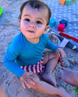 Andrea Quattrocchi Instagram - De cuando Bruni conoció la playa😍 Este año nos toca llevarle por primera vez a Mauro♥️ y hacer el viaje entre todos en auto, recomendaciones serán bien recibidas😅

El detalle divertido es que realmente Mauro ya conoce el mar por que en estas fotos ya estaba en la panza aunque nadie sabia🤣

#Tbt enero 2023
@huggiespy