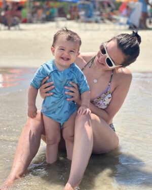 Andrea Quattrocchi Instagram - De cuando Bruni conoció la playa😍 Este año nos toca llevarle por primera vez a Mauro♥️ y hacer el viaje entre todos en auto, recomendaciones serán bien recibidas😅

El detalle divertido es que realmente Mauro ya conoce el mar por que en estas fotos ya estaba en la panza aunque nadie sabia🤣

#Tbt enero 2023
@huggiespy