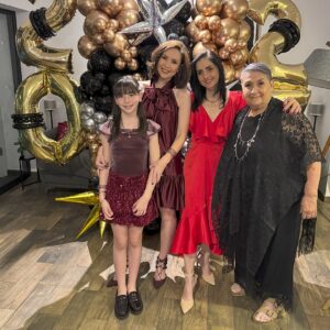 Andrea Torre Instagram - ¡En la Torre! 🎊

✨Listos para recibir todo lo bueno que el año nuevo traerá ✨

¡Este será un gran año!
. 
Mis hermosos globos de @globosmadai_cuernavaca . Gracias Cheko como siempre una belleza 

—

#torremomz #torrekidz #mamaenlatorre #familia #andreatorre #photodump #añonuevo #newyear #feliz2025