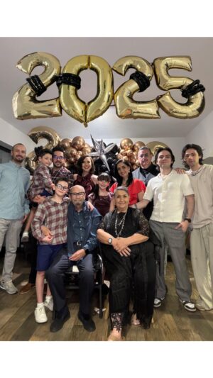 Andrea Torre Instagram - Bienvenido 2025 🎆🎊

Lo recibimos bailando y celebrando 🥳 
¡Les deseo que tengan un gran año! 

—

#ATH🍄 #andreatorre #añonuevo #nuevoaño #feliz2025 #newyear #newyear2025