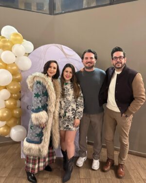 Andrea Torre Instagram - Reunión de despedida de la familia Castañeda Torre ✈️🇪🇸🏠

Les deseamos que este sea el inicio de una etapa llena de puras cosas buenas para ustedes. Saben que siempre estaremos apoyándolos y cuando lo necesiten ❤️
Los amamos @mariatorreh, @alonso.aca, Lucky y Leo ✨

—

#ATH🍄 #andreatorre #family #photodump #familia #familyfirst #buenviaje