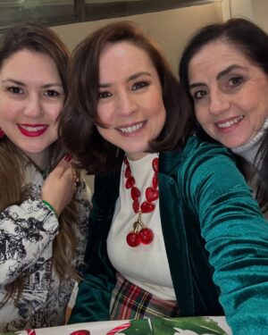 Andrea Torre Instagram - Reunión de despedida de la familia Castañeda Torre ✈️🇪🇸🏠

Les deseamos que este sea el inicio de una etapa llena de puras cosas buenas para ustedes. Saben que siempre estaremos apoyándolos y cuando lo necesiten ❤️
Los amamos @mariatorreh, @alonso.aca, Lucky y Leo ✨

—

#ATH🍄 #andreatorre #family #photodump #familia #familyfirst #buenviaje