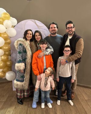 Andrea Torre Instagram - Reunión de despedida de la familia Castañeda Torre ✈️🇪🇸🏠

Les deseamos que este sea el inicio de una etapa llena de puras cosas buenas para ustedes. Saben que siempre estaremos apoyándolos y cuando lo necesiten ❤️
Los amamos @mariatorreh, @alonso.aca, Lucky y Leo ✨

—

#ATH🍄 #andreatorre #family #photodump #familia #familyfirst #buenviaje